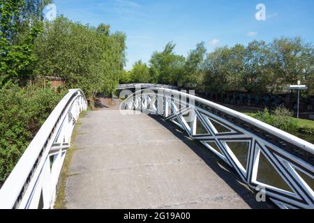 Gusseiserne Kanalbrücken auf dem Birmingham Mainline Canal in Birmingham, Großbritannien Stockfoto