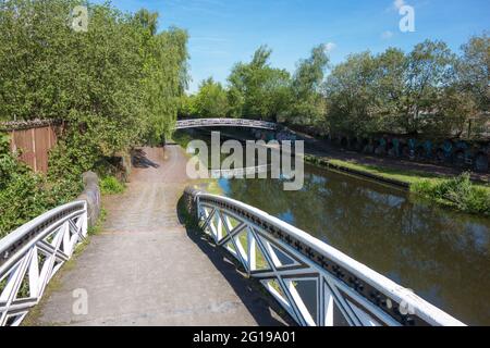 Gusseiserne Kanalbrücken auf dem Birmingham Mainline Canal in Birmingham, Großbritannien Stockfoto