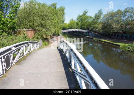 Gusseiserne Kanalbrücken auf dem Birmingham Mainline Canal in Birmingham, Großbritannien Stockfoto