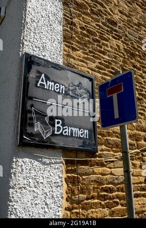 Ein Schild auf dem Pub in der Nähe der Kirche in Old Village, Northamptonshire, England, Großbritannien Stockfoto