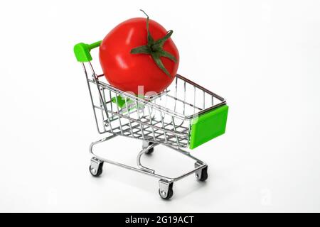 Eine reife Tomaten in einem Lebensmittelkarren. Herbsternte von Gemüse. Stockfoto