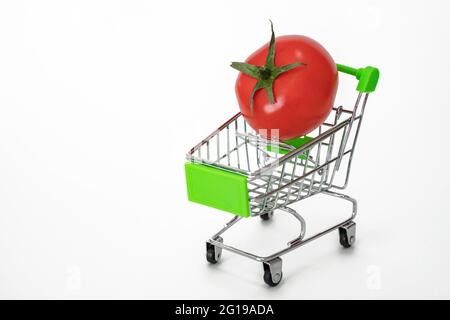 Eine reife Tomaten in einem Lebensmittelkarren. Herbsternte von Gemüse. Stockfoto