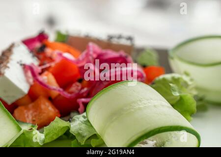 Frischer Salatteller. Griechischer Salat mit frischem Gemüse, Feta-Käse und kalamata-Oliven. Gesunde Ernährung. Stockfoto