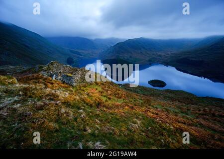 Ein verlassene Gebäude über dem Haweswater Reservoir im Lake District Stockfoto