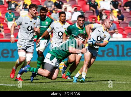 BRENTFORD, ENGLAND - 05. JUNI: Dan Robson von Wesps RFC wird am 05. Juni 2021 von will Goodrick-Clarke aus London Irish während der Gallagher Premiership zwischen London Irish und Wesps im Brentford Community Stadium in Brentford, Großbritannien, angegangen Stockfoto