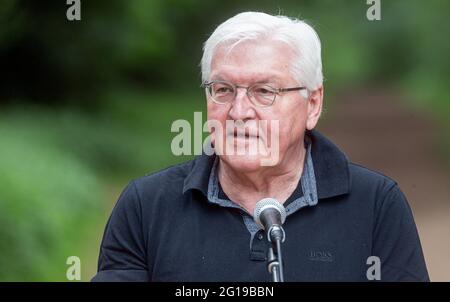 Lübeck, Deutschland. 06. Juni 2021, Schleswig-Holstein, Lübeck: Frank-Walter Steinmeier, Präsident der Bundesrepublik Deutschland, spricht zu Beginn einer Wandertour an der Landesgrenze zwischen Schleswig-Holstein und Mecklenburg-Vorpommern mit Journalisten. Foto: Markus Scholz/dpa Quelle: dpa picture Alliance/Alamy Live News Stockfoto