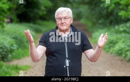 Lübeck, Deutschland. 06. Juni 2021, Schleswig-Holstein, Lübeck: Frank-Walter Steinmeier, Präsident der Bundesrepublik Deutschland, spricht zu Beginn einer Wandertour an der Landesgrenze zwischen Schleswig-Holstein und Mecklenburg-Vorpommern mit Journalisten. Foto: Markus Scholz/dpa Quelle: dpa picture Alliance/Alamy Live News Stockfoto