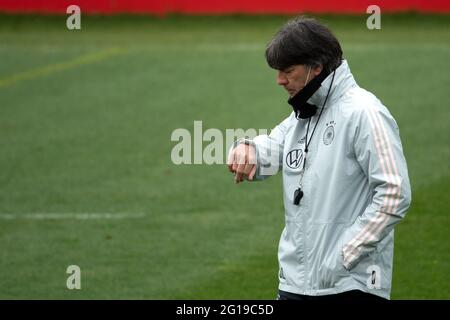 Seefeld, Österreich. Juni 2021. Fußball: Nationalmannschaft, Trainingslager. Bundestrainer Joachim Löw schaut während des Trainings auf seine Uhr. Quelle: Federico Gambarini/dpa/Alamy Live News Stockfoto