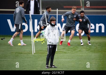 Seefeld, Österreich. Juni 2021. Fußball: Nationalmannschaft, Trainingslager. Bundestrainer Joachim Löw beobachtet das Training. Quelle: Federico Gambarini/dpa/Alamy Live News Stockfoto