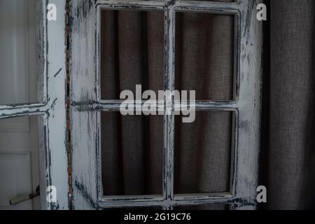 Vintage Holzfenster mit verblassenden weißen Farben auf dunklem Hintergrund. Stockfoto