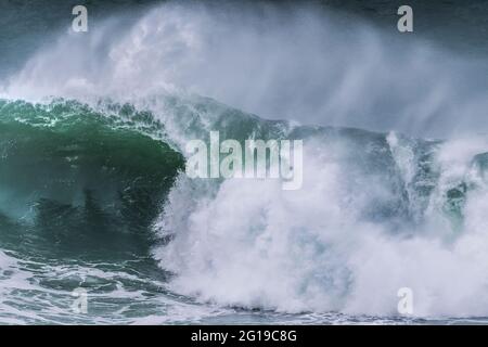 Eine wilde Welle bricht am Cribbar Reef vor Towan Head in Newquay in Cornwall. Stockfoto