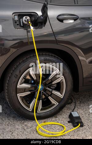 BMW Elektroauto laden Stockfoto