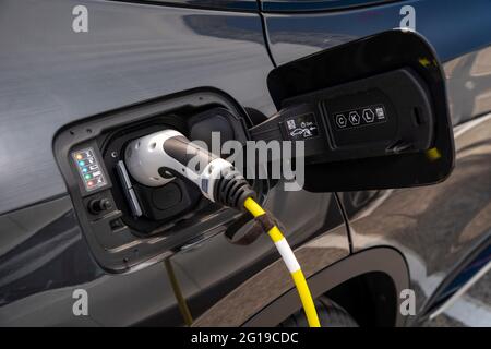 BMW Elektroauto laden Stockfoto