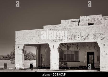 Monochrom - Death Valley Junction verlassene Garage Stockfoto