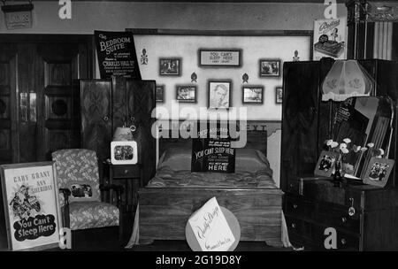 Kino Lobby Display im Ritz Cinema in Cleethorpes Förderung eines lokalen Möbelhauses und CARY GRANT und ANN SHERIDAN IN I WAS A MALE WAR WAR BRIDE AKA YOU CA’T SLEEP HERE (IN UK) 1949 Regisseur HOWARD HAWKS Geschichte Henri Rochard Drehbuch Charles Lederer Leonard Spigelgass und Hagar Wilde Twentieth Century Fox Stockfoto