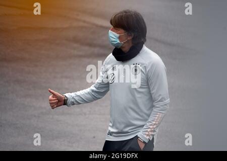 Seefeld, Österreich. Juni 2021. Fußball: Nationalmannschaft, Trainingslager. Deutschlands Nationaltrainer Joachim Löw begrüßt die Zuschauer auf dem Weg zum Training. Quelle: Federico Gambarini/dpa/Alamy Live News Stockfoto