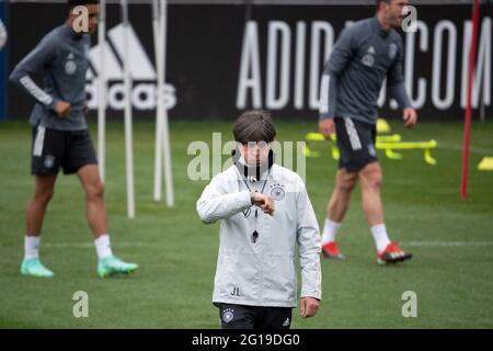 Seefeld, Österreich. Juni 2021. Fußball: Nationalmannschaft, Trainingslager. Bundestrainer Joachim Löw schaut während des Trainings auf seine Uhr. Quelle: Federico Gambarini/dpa/Alamy Live News Stockfoto