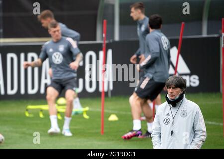 Seefeld, Österreich. Juni 2021. Fußball: Nationalmannschaft, Trainingslager. Bundestrainer Joachim Löw beobachtet das Training. Quelle: Federico Gambarini/dpa/Alamy Live News Stockfoto