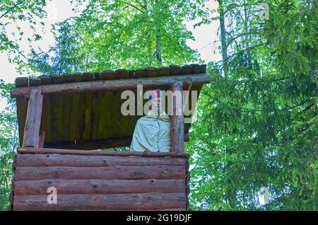Auf einem Aussichtsturm steht eine Mannequin in der Uniform eines sowjetischen Partisanen Stockfoto