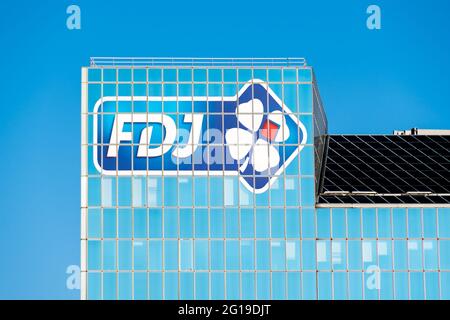 Logo auf dem Hauptquartier von Française des Jeux (FDJ), französischer Betreiber nationaler Lotteriespiele Stockfoto