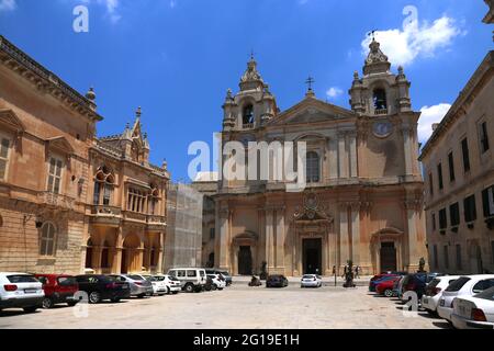 Mdina. Malta.Metropolitan Cathedral of Saint Paul aka St. Paul's Cathedral auf dem St. Paul's Square. Stockfoto