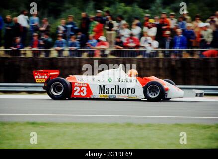 Bruno Giacomelli im Alfa Romeo 179C beim Training für den Grand Prix von Großbritannien 1981 in Silverstone mit Geschwindigkeit. Stockfoto