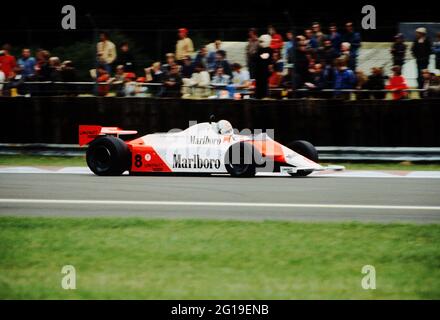 Andrea de Cesaris mit Geschwindigkeit im McLaren MP Dollar während des Trainings für den Grand Prix von Großbritannien 1981 in Silverstone. Stockfoto