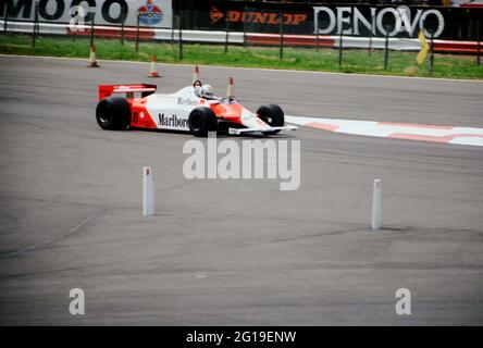 Andrea de Cesaris mit Geschwindigkeit im McLaren MP Dollar während des Trainings für den Grand Prix von Großbritannien 1981 in Silverstone. Stockfoto