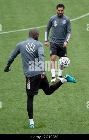 Seefeld, Österreich. Juni 2021. Fußball: Nationalmannschaft, Trainingslager. Der deutsche Antonio Rüdiger (l.) und Ilkay Gündogan im Training. Quelle: Federico Gambarini/dpa/Alamy Live News Stockfoto