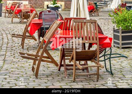 Leere Tische und Stühle. Catering außerhalb des Restaurants Stockfoto