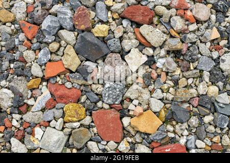 Nahaufnahme von zerkleinerten Bauschutt-Steinen, Bauabfall Stockfoto