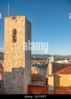 Der Turm des ehemaligen Grimaldi-Schlosses von Antibes, in dem sich ein berühmtes Picasso-Museum befindet. Stockfoto