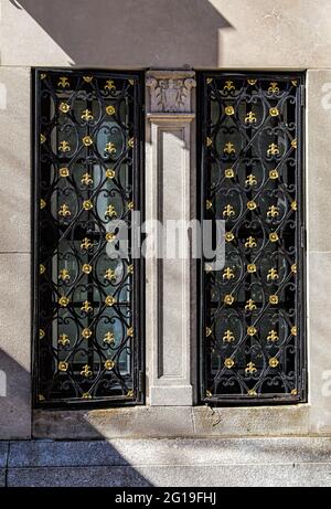 Das 770 Park Avenue ist ein luxuriöses Hochhaus, das von Rosario Candela entworfen und 1930 an der Upper East Side von Manhattan erbaut wurde. Stockfoto