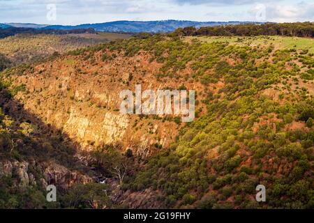 Panoramablick auf die Schlucht des Onkaparinga River National Park vom Aussichtspunkt bei Sonnenuntergang Stockfoto