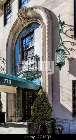 Das 770 Park Avenue ist ein luxuriöses Hochhaus, das von Rosario Candela entworfen und 1930 an der Upper East Side von Manhattan erbaut wurde. Stockfoto