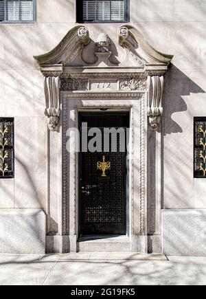 Das 770 Park Avenue ist ein luxuriöses Hochhaus, das von Rosario Candela entworfen und 1930 an der Upper East Side von Manhattan erbaut wurde. Stockfoto