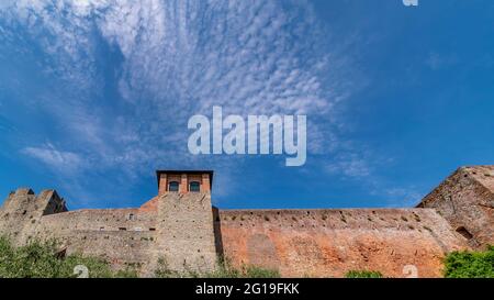 Die Festung mit Blick auf die mittelalterliche Stadt Montecarlo, Lucca, Italien, auch bekannt als Rocca del Cerruglio Stockfoto