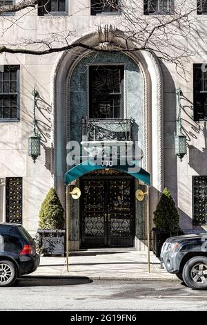 Das 770 Park Avenue ist ein luxuriöses Hochhaus, das von Rosario Candela entworfen und 1930 an der Upper East Side von Manhattan erbaut wurde. Stockfoto