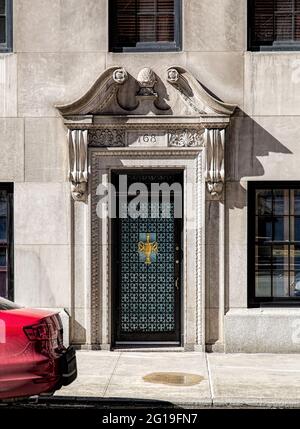 Das 770 Park Avenue ist ein luxuriöses Hochhaus, das von Rosario Candela entworfen und 1930 an der Upper East Side von Manhattan erbaut wurde. Stockfoto