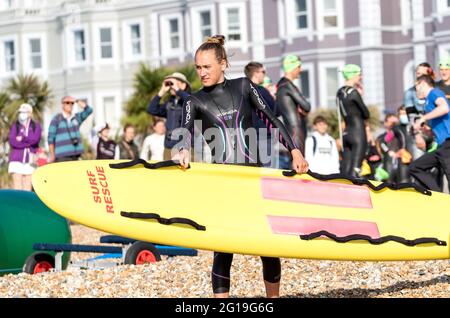 Eastbourne, Großbritannien. Juni 2021. Triathleten, die am Tribourne Eastbourne's Triathlon teilnehmen, beginnen ihr 1500-m-Schwimmen in Richtung des historischen Pier von Eastbourne, bevor sie zum Rettungsschwimmer-Strand zurückkehren, um das 36,6 km lange Radrennen um die wunderschöne Sussex South Down zu starten. Kredit: Newspics UK South/Alamy Live Nachrichten Stockfoto