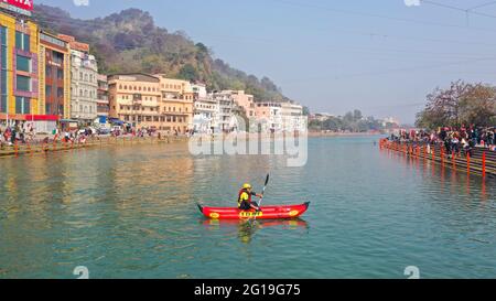 Haridwar, Uttarakhand, Indien, 14. April 2021.SDRF Uttarakhand Floß in Holy Ganges Fluss für Sicherheit und Rettung Zweck, Haridwar Uttarakhand Indien Stockfoto