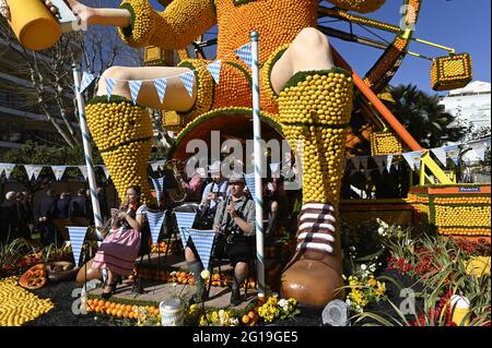 Im späten Winter feiert Menton seine Zitrusfrüchte mit La Fête du Citron', einem atemberaubenden fruchtigen Karneval! Stockfoto