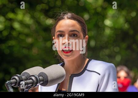 Die Kongressabgeordnete der Vereinigten Staaten, Alexandria Ocasio-Cortez, spricht bei einer Kundgebung vor dem Rathaus in New York City. Die Vertreterin Alexandria Ocasio-Cortez unterstützt Juumane Williams als Public Advocate, Brad Lander als Comptroller sowie 60 progressive New Yorker Stadtratanwärter, die sich über alle fünf Bezirke erstrecken und das Courage to Change Pledge ergriffen haben. Stockfoto