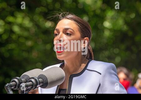 Die Kongressabgeordnete der Vereinigten Staaten, Alexandria Ocasio-Cortez, spricht bei einer Kundgebung vor dem Rathaus in New York City. Die Vertreterin Alexandria Ocasio-Cortez unterstützt Juumane Williams als Public Advocate, Brad Lander als Comptroller sowie 60 progressive New Yorker Stadtratanwärter, die sich über alle fünf Bezirke erstrecken und das Courage to Change Pledge ergriffen haben. Stockfoto