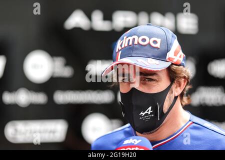 Baku, Aserbaidschan. Juni 2021. Fernando Alonso (ESP) Alpine F1 Team mit den Medien. Quelle: James Moy/Alamy Live News Stockfoto