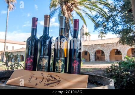 Auswahl an Weinen, die von den Mönchen der Abtei auf der Insel Île Saint-Honorat in der Nähe von Cannes, Frankreich, hergestellt wurden Stockfoto