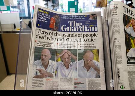 Dominic Cummings Angriff auf die Regierung Titelseite der Zeitung Guardian 'Zehntausende von Menschen starben, die nicht sterben mussten' London, Großbritannien 27. Mai 2021 Stockfoto