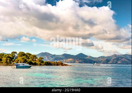 Blick auf den Esterel-Bergrücken für die Insel Île Sainte-Marguerite bei Cannes, Frankreich Stockfoto