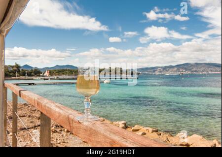 Zeit für Wein auf der Insel Île Sainte-Marguerite, dem Inselparadies von Cannes im Mittelmeer. Frankreich Stockfoto