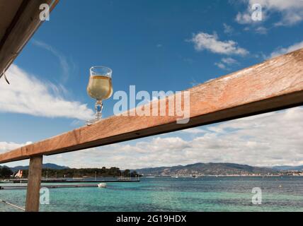 Zeit für Wein auf der Insel Île Sainte-Marguerite, dem Inselparadies von Cannes im Mittelmeer. Frankreich Stockfoto